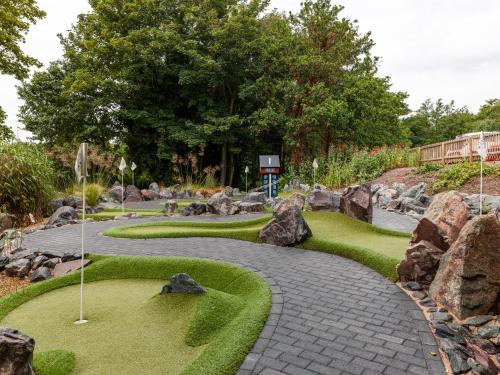 Taman di luar Thorpeness Golf Club and Hotel