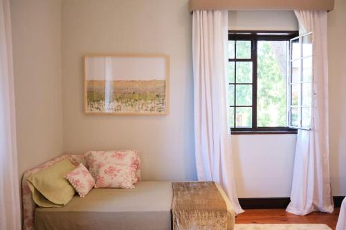 Una sala de estar con un sofá y una ventana. en Casa El Rincón, en La Laguna