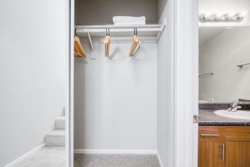 Gambar di galeri bagi Woodland Hills 1BR w Gym WD Pool nr 101 LAX-681 di Los Angeles