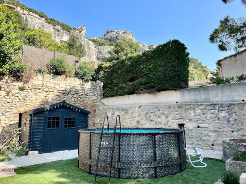 een gebouw met een basketbalring in een tuin bij La Maison d'Elisa in Les Baux-de-Provence
