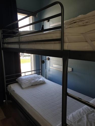 a couple of bunk beds in a room at Nävekvarns Skärgårdscamping in Nävekvarn