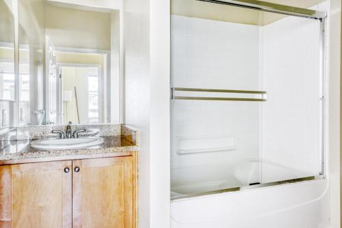 Koupelna v ubytování San Bruno 2BR w Pool Gym WD nr trains shops SFO-584