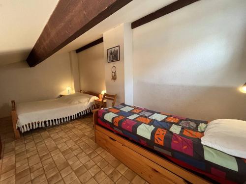 une chambre avec deux lits dans une pièce dans l'établissement Villa T2 Mezzanine 6 pers avec Jardin, Piscine, Proche Plage - Saint-Cyprien - FR-1-106-27, à Saint-Cyprien