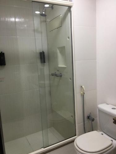 W łazience znajduje się przeszklony prysznic i toaleta. w obiekcie Wyndhan Al. Campinas w São Paulo