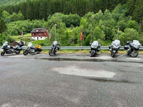 een groep motorfietsen geparkeerd op een parkeerplaats bij Eidsdal Rest House in Eidsdal