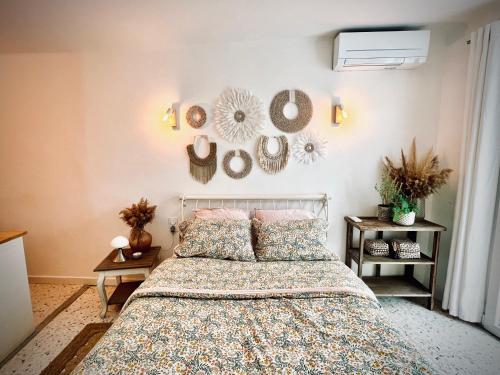 ein Schlafzimmer mit einem Bett und ein paar Hüte an der Wand in der Unterkunft MAISON MARCEL in Nébian