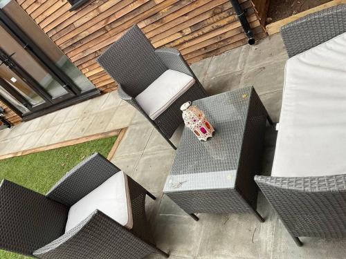 an overhead view of a table and chairs with a clock on it at Studio - Sleeps 2 - Pet friendly - Parking in Hendon