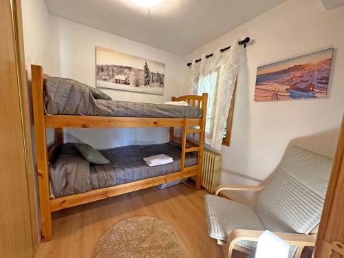 Apartamentos Confort Formigal 3000 في فورميغال: غرفة بسريرين بطابقين وأريكة