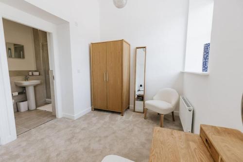 Zimmer mit einem Bad mit einem Waschbecken und einem Spiegel in der Unterkunft BOBIN ROW - Grade 2 Listed Property with a Beautiful Design with Access to Leeds in Leeds
