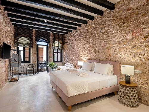 En eller flere senge i et værelse på Faedra Residence