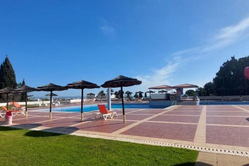 Great sea view apartment, near the beach, with AC and pools