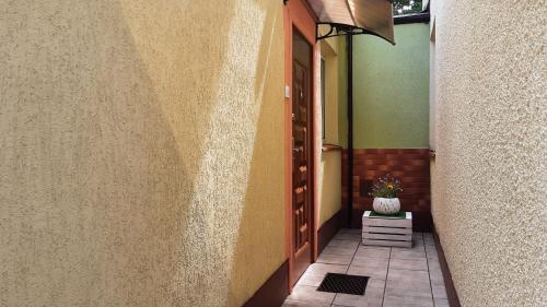 a hallway of a building with a plant in a vase at Dom wakacyjny u Mirka in Ustka