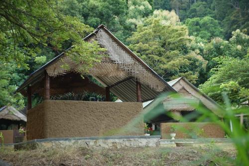 庫魯內格拉的住宿－Agoura Hills，森林中带屋顶的小房子