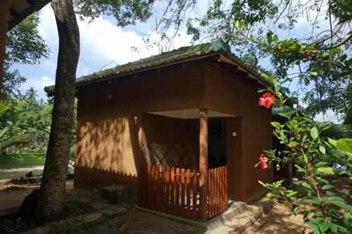 een klein huis met een poort in een tuin bij Agoura Hills in Kurunegala