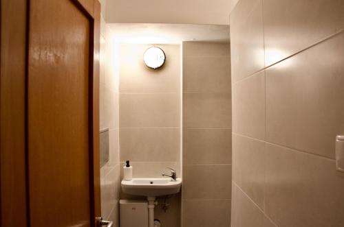 Ένα μπάνιο στο Wild Elephants Hostel