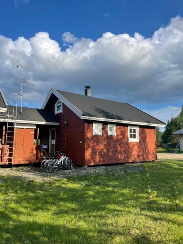 a brown house with bikes parked in front of it at Yllästölli 2 A, Äkäslompolo in Kolari
