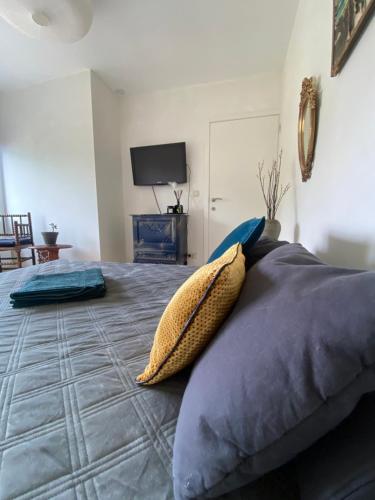 una camera con un letto con due cuscini sopra di Cozy appartaments in green area a Sint-Martens-Latem