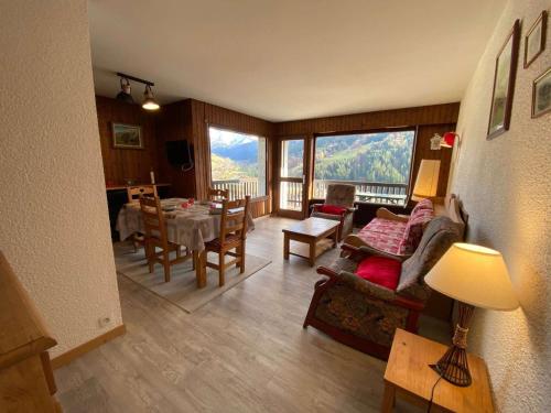 Appartement Le Grand-Bornand, 3 pièces, 7 personnes - FR-1-241-122にあるシーティングエリア