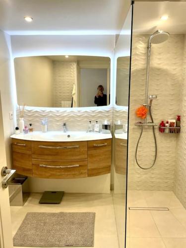 une personne prenant une photo d'une salle de bains avec douche dans l'établissement Luxus Wohnung nahe Croisette, à Cannes