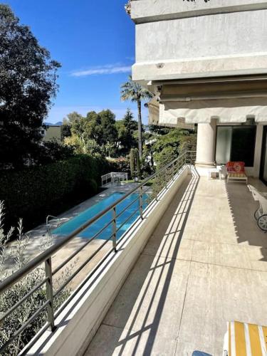 - une piscine à côté d'un bâtiment avec une clôture dans l'établissement Luxus Wohnung nahe Croisette, à Cannes