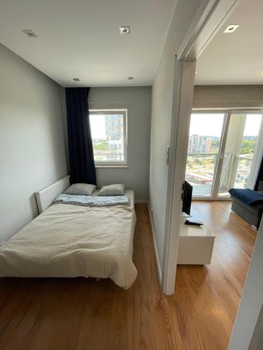 1 dormitorio con 1 cama y TV en Apartment Gdański Albatros 95, en Gdansk