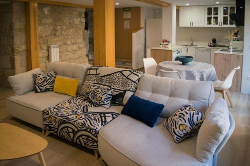 uma sala de estar com um sofá e uma cozinha em En BLANCO y TINTO em Elciego