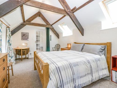 1 dormitorio con cama y escritorio en Oxford House en Minehead