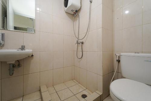 een badkamer met een douche, een toilet en een wastafel bij RedLiving Apartemen Springlake Summarecon - Happy Rooms Tower Elodea with Netflix in Rawabugel