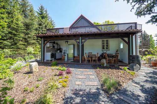 a cottage with a roof over a patio at COUNTRY HOUSE Tisá in Tisá
