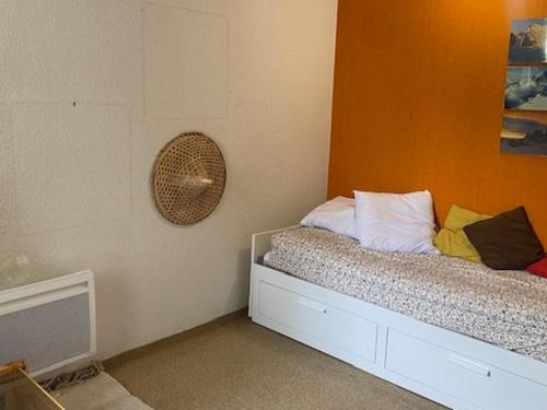 um quarto com uma cama e uma parede com uma ventoinha em Studio Montgenèvre, 1 pièce, 2 personnes - FR-1-445-154 em Montgenèvre