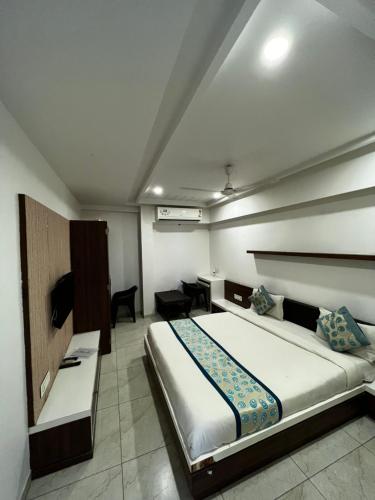 una camera con un grande letto di Hotel Savera Inn a Morbi
