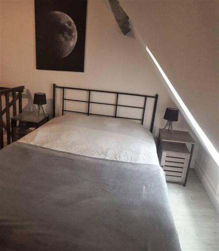 - une chambre avec un lit et un escalier dans l'établissement Appt de charme en plein cœur historique, à Dives-sur-Mer