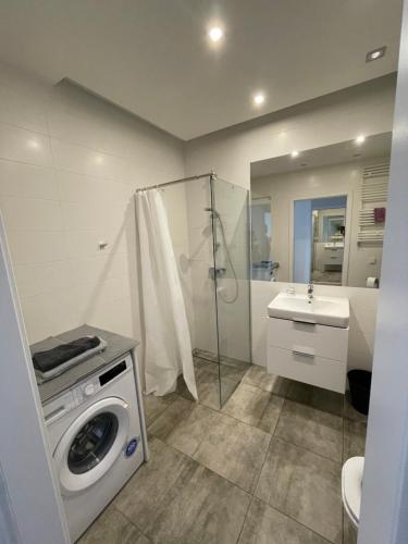 y baño con lavadora y lavamanos. en Apartment Gdański Albatros 95, en Gdansk