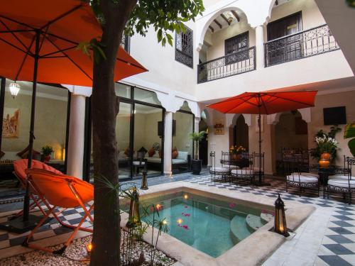 La pileta dentro o cerca de Riad Le Bel Oranger
