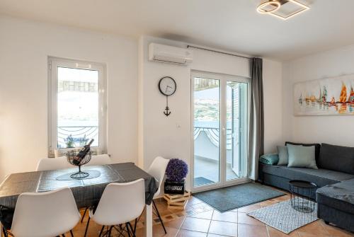 un soggiorno con un tavolo e un divano di Pool apartment Adriana a Pag