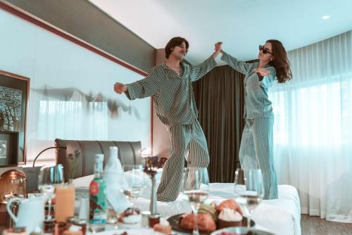 Dos mujeres saltan en el espejo en una habitación en Andaz Mexico City Condesa - A Concept by Hyatt, en Ciudad de México