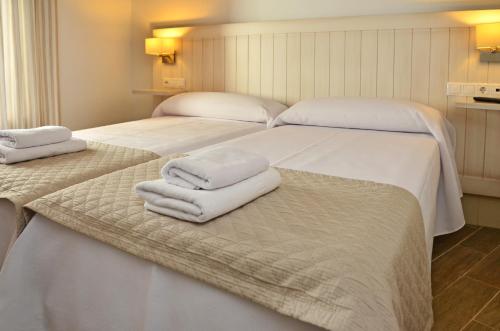 Cama o camas de una habitación en Hostal La Fonda