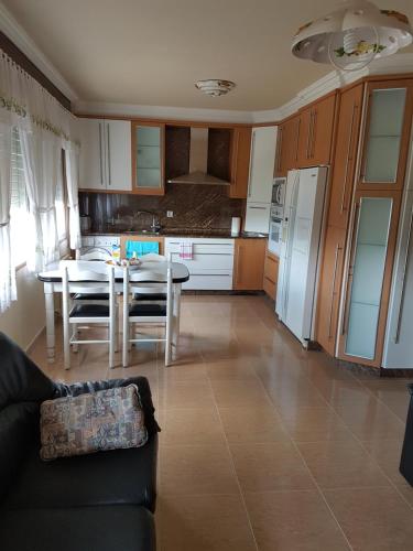 a living room with a table and a kitchen at Casa Camiño dos Faros 