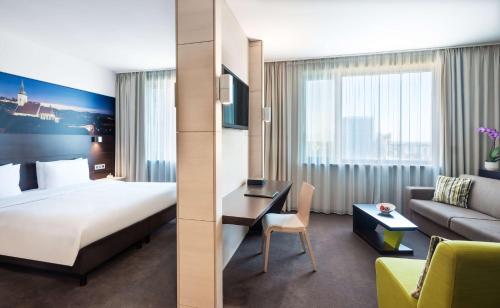 Postel nebo postele na pokoji v ubytování Lindner Hotel Bratislava, part of JdV by Hyatt