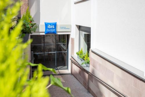 a sign on the side of a building that reads jobs alley at Ibis Budget Strasbourg Centre Republique in Strasbourg