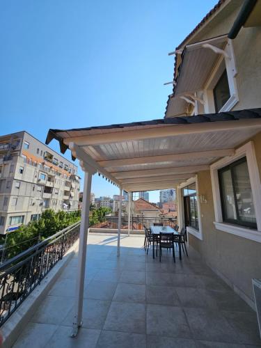 Balkón nebo terasa v ubytování Terrace Flat in Heart of Tirana