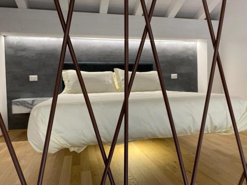 um quarto com uma cama com uma parede de metal em Cruna di Subida Wine Country House em Cormòns