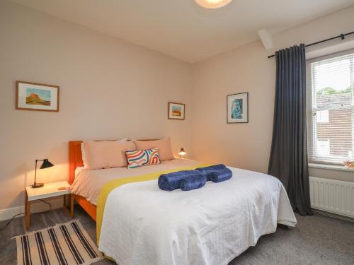 une chambre avec un lit et une fenêtre dans l'établissement White Feathers, à Alnwick