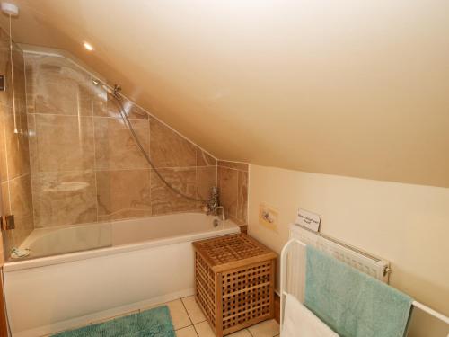 什魯斯伯里的住宿－Mossy Lodge，带淋浴和浴缸的浴室