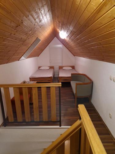 Habitación pequeña con 2 camas y balcón. en Guest house Wolf II en Plitvička Jezera