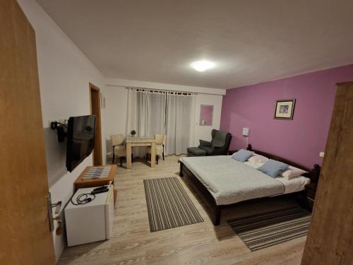 1 dormitorio con 1 cama y sala de estar en Guest house Wolf II en Plitvička Jezera
