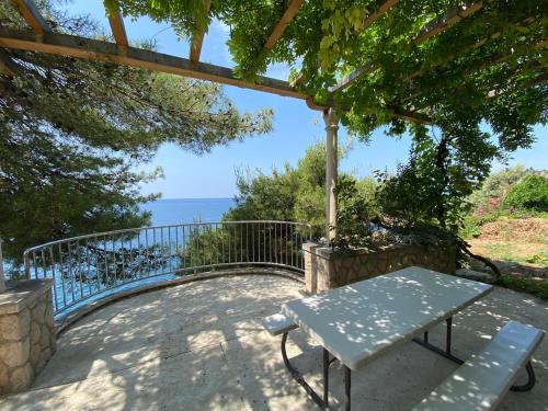 Charming Seafront Stay at Villa Mara