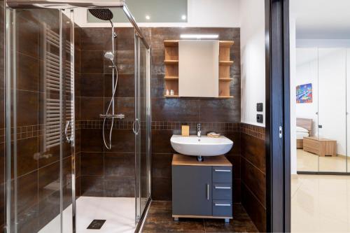 un bagno con lavandino e doccia di Boscoincittà Apt with garage and whirlpool tub a Bari
