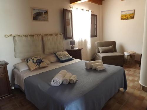 1 dormitorio con 1 cama con 2 toallas en Case Vacanze Villa Lory, en Malfa
