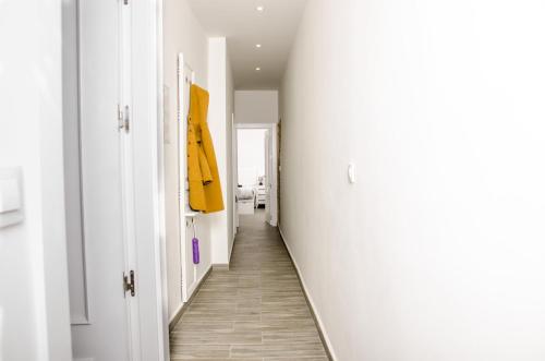 un pasillo con paredes blancas y suelo de madera en Apartamento San Diego Cartagena Center en Cartagena